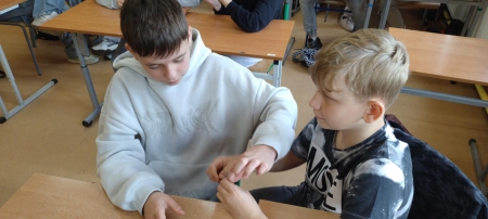 Zajęcia techniki z panem Maricem Kłopockim, czyli jak zrobić elektromagnes