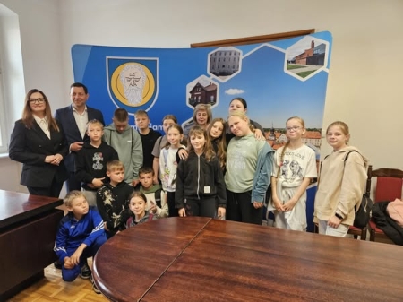 Wycieczka do Urzędu w Zdunach uczniów z klasy 4