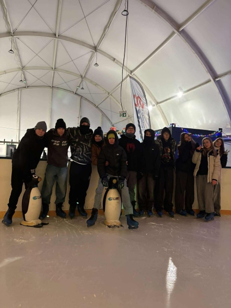 Wycieczka na lodowisko uczniów z klasy 8