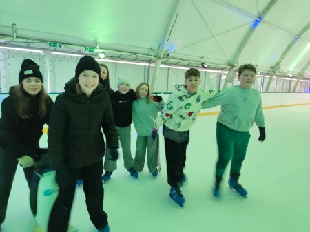 Wycieczka na lodowisko uczniów z klasy 6